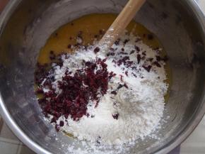 加入切碎的蔓越莓，切拌成面团