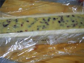 小吉模中铺上保鲜膜，将面团放入，压平