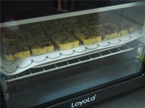 烤箱预热至170度，上下火中层，25分钟左右观察上色即可。