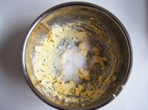 黄油切小块室温软化，打发顺滑后加入细砂糖，继续打发至颜色变浅，体积膨大