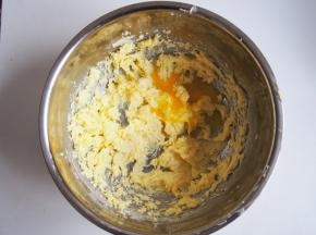 分三次加入全蛋液，每次都搅打均匀