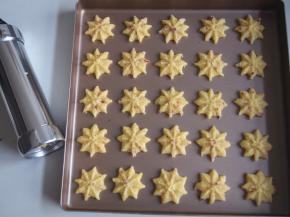 将面糊装入裱花枪，在不粘烤盘上均匀挤出自己想要的花型