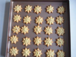 烤箱预热至160度，中层上下火，15分钟左右即可（要根据自己的烤箱脾气和曲奇大小适当调整时间哦），烤好的曲奇晾凉即可