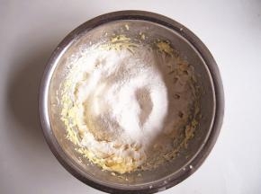 筛入低筋面粉，用刮刀切拌均匀