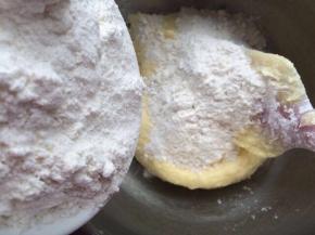 先加入玉米淀粉和奶粉混合均匀。