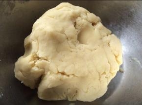 然后分成三等份，另外两份分别加入可可粉和抹茶粉揉均匀。