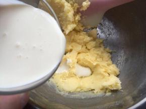 淡奶油粉多次加入黄油中搅拌混合，每一次混合均匀再加下一次，以此类推。