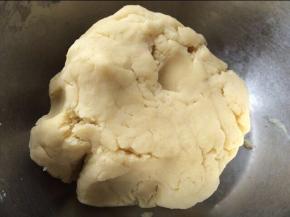 搅拌成团无干粉末的状态。