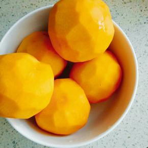 黄桃要选择硬一点的，洗干净削皮