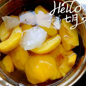 然后一个黄桃去核切四半，小奶锅加水放冰糖，倒入处理干净的黄桃大火煮开后换小火煮15分钟左右用筷子能轻轻的扎进去就可以关火了