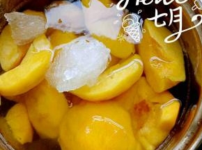 然后一个黄桃去核切四半，小奶锅加水放冰糖，倒入处理干净的黄桃大火煮开后换小火煮15分钟左右用筷子能轻轻的扎进去就可以关火了