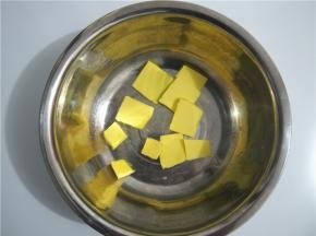 黄油切成小块，软化