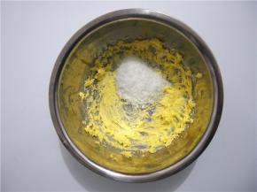 打发蓬松后加入糖粉，继续打发均匀