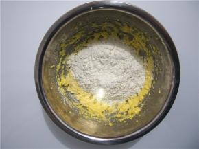 加入少许盐，筛入低筋面粉，搅拌均匀后放入裱花袋