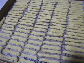 烤盘上铺上硅胶垫，挤成条状