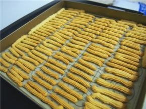 烤箱预热至160度，中层上下火，15分钟左右观察上色即可