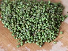 把花椒切碎。