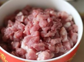 猪肉切成粒，备用。