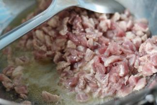 炒锅放入少许油，倒入猪肉粒，翻炒熟。