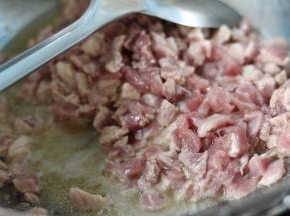 炒锅放入少许油，倒入猪肉粒，翻炒熟。