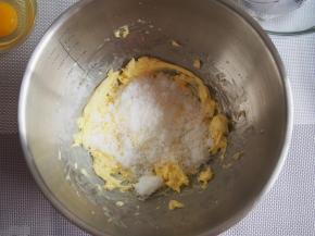 分两次加入白糖，打发发白