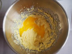 分两次加入蛋液，每次都打发均匀至蓬松状态。