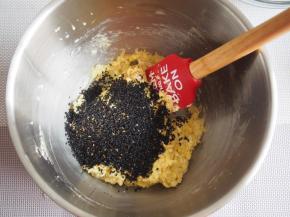 加入熟黑芝麻。