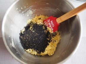 加入熟黑芝麻。