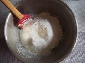 筛入低筋面粉，切拌均匀。