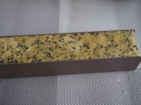 放入模具中，轻轻整理整齐（我特意没有放保鲜膜试试好不好脱模），放入冰箱冷冻1小时左右。