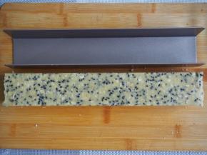 取出冷冻成型的面团，刚拿出来不是很好脱模，我用温毛巾轻轻温了下表面，很快就脱模了。