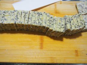 切成均匀的薄片。切片前烤箱预热至150度。