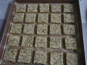 将饼干放入金色不沾烤盘中摆放整齐，烤箱中层，上下火，25分钟左右观察表面上色即可。