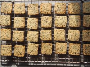 烤好的饼干取出晾凉