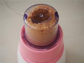 研磨的过程中，把料理杯四周的花生清理下去，方面研磨的更彻底