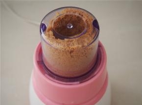 研磨的过程中，把料理杯四周的花生清理下去，方面研磨的更彻底