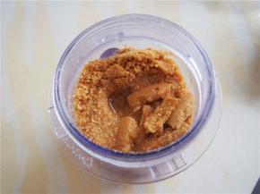 看到颗粒达到自己满意的程度后，加入熟花生油，继续开启一个研磨程序即可。