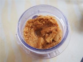 看到颗粒达到自己满意的程度后，加入熟花生油，继续开启一个研磨程序即可。