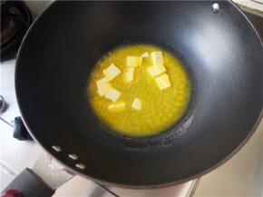 黄油切小块，在不粘锅内融化