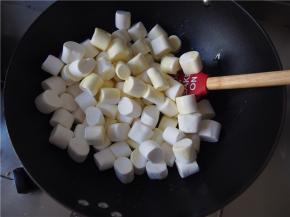 倒入棉花糖，搅拌至融化