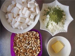 花生提前烤熟，去皮备用，其他材料称量准备好