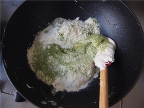 加入奶粉和抹茶粉，搅拌均匀