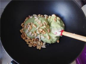 加入花生，搅拌均匀