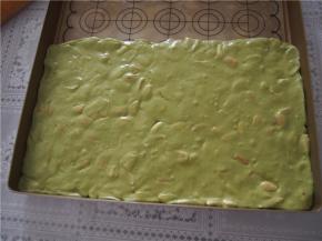 稍微晾凉后放入不沾垫上，用手揉一会儿，让棉花糖充分包裹住花生，用擀面杖擀平