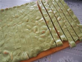 切成小块，用糖纸包装起来即可