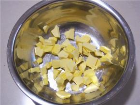 黄油切成小块，室温软化