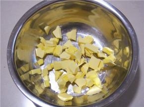 黄油切成小块，室温软化