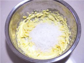 稍微打发后分三次加入白糖用打蛋器搅拌均匀，用糖粉的话最好哦