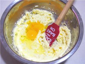 分三次加入蛋液，每次都搅打均匀
