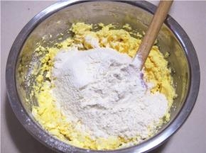 筛入低筋面粉，切拌均匀